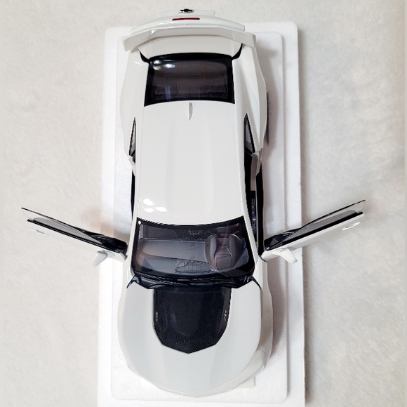 AUTOart Chevrolet Camaro ZL1 Summit White 1/18 Composite Diecast Model Car 71206 - Picture 14 of 16